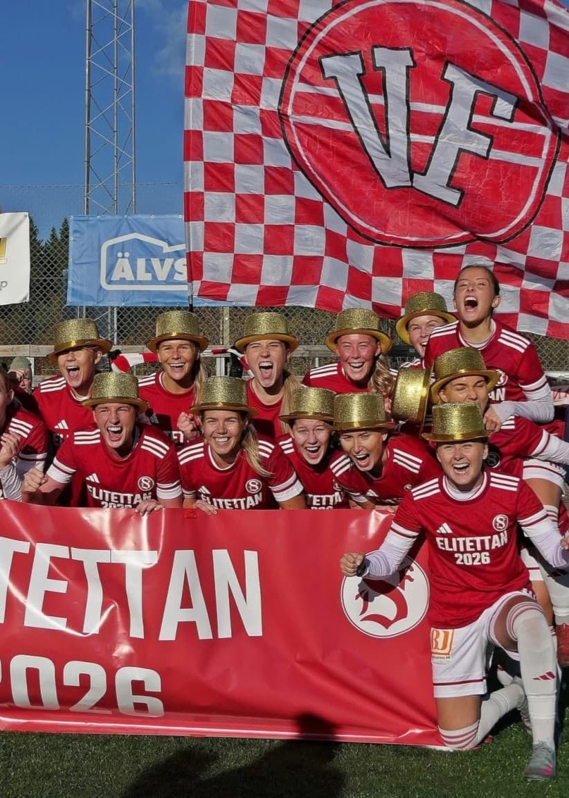 Spelare och fans från SIF firar framgång i Elitettan med röda tröjor och guldhattar, omgivna av banderoller och klubbens emblem.