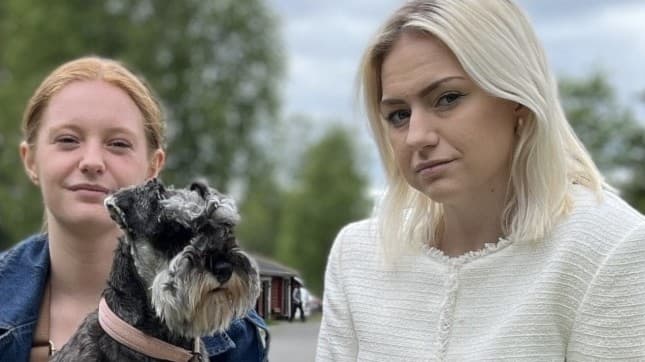 Stine och Thea tittar in i kameran.