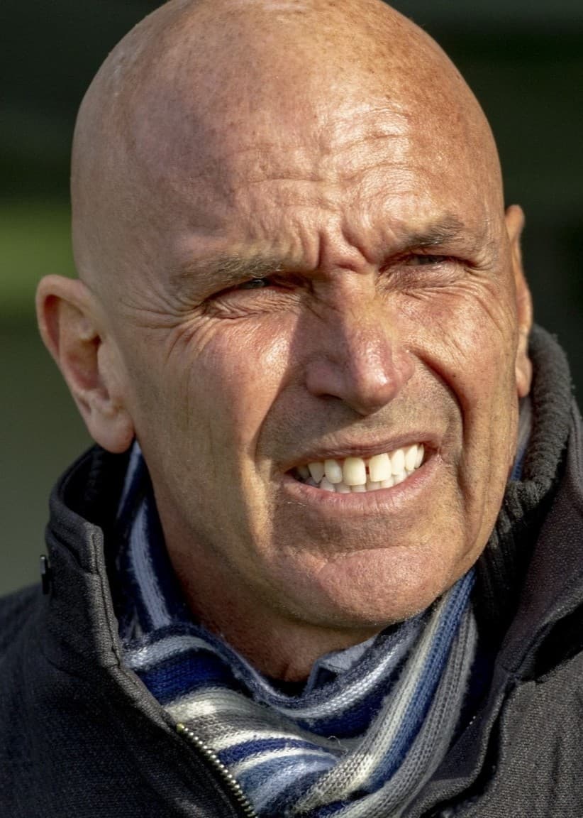 Norrköpings tränare Tor-Arne Fredheim ses vid sidlinjen under en match mot BK Häcken i damallsvenskan på Bravida Arena, iklädd mörk jacka och halsduk.