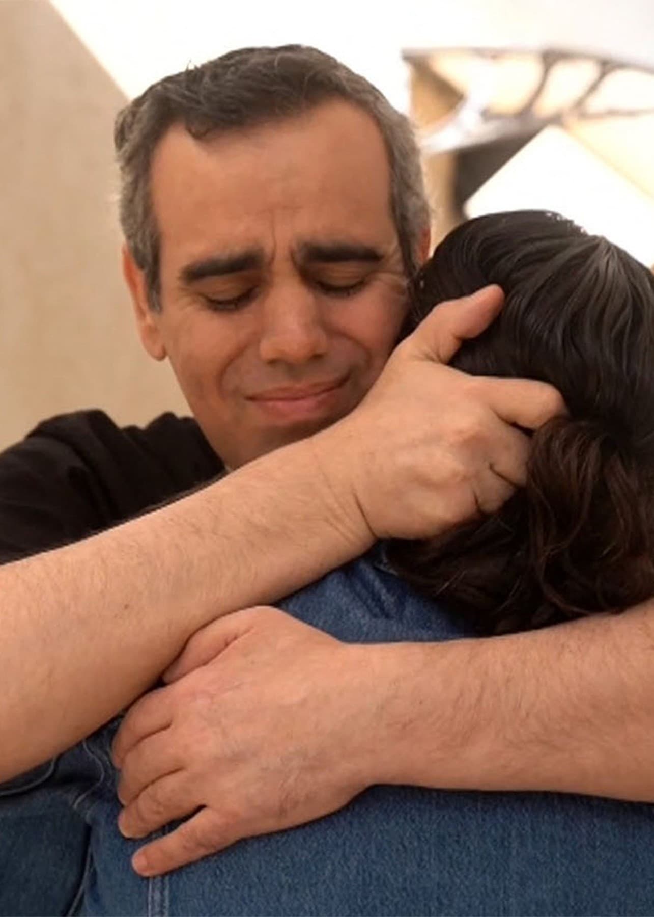 Omri Miran kramar en anhörig efter att ha släppts ur gisslan