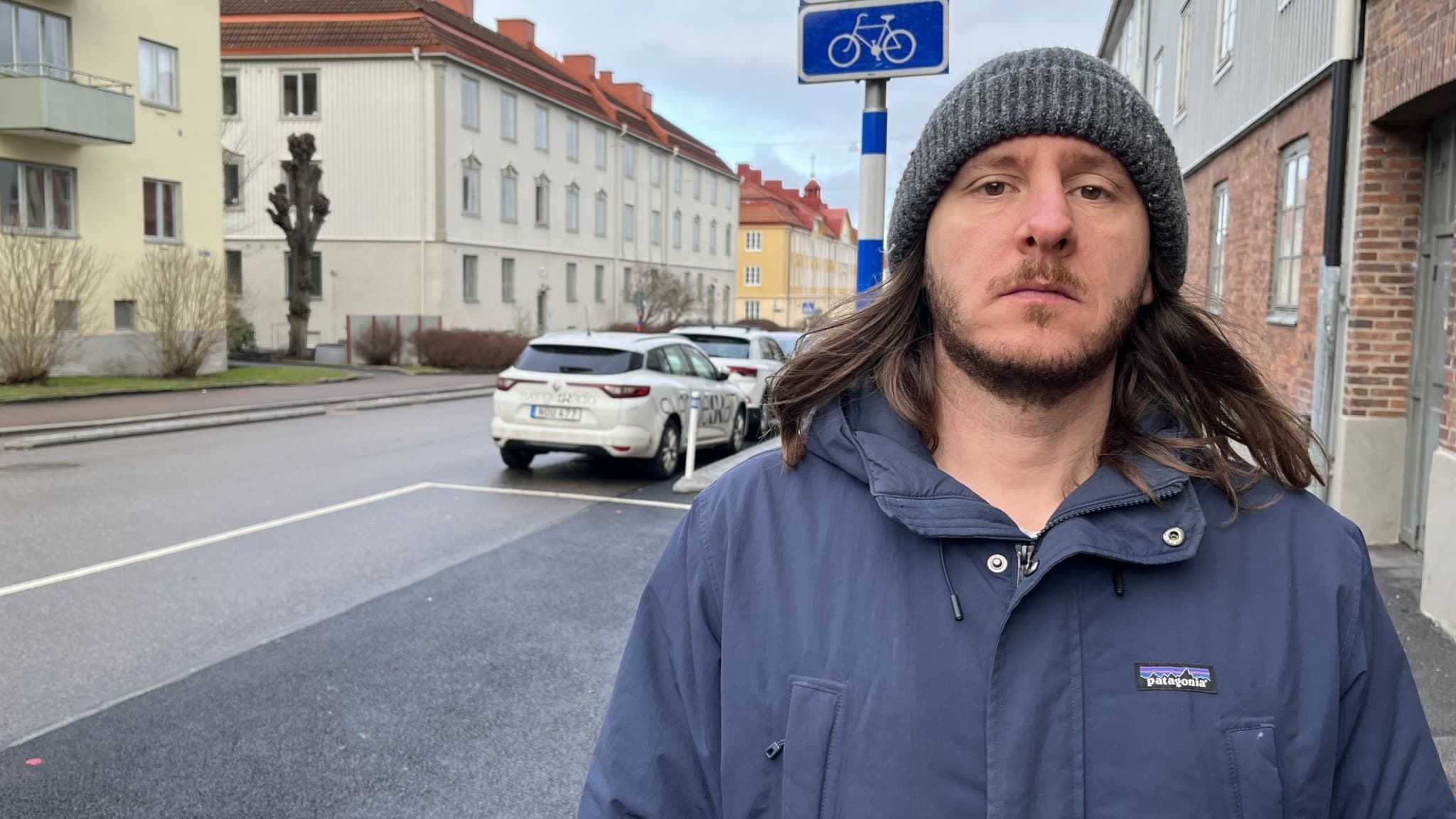 Man vid cykelparkering på Såggatan