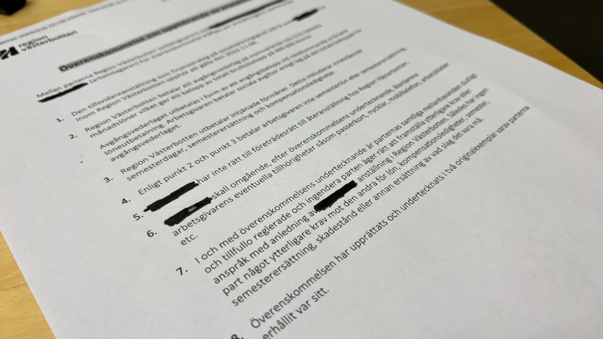 Ett avtal där det bland annat står: "I och med överenskommelsens undertecknande är parternas samtliga mellanhavanden slutligt och tillfullo reglerade och ingendera parten äger rätt att framställa ytterligare krav eller anspråk med anledning av [överstruket namn] anställning i Region Västerbotten. Således har ingen part något ytterligare krav mot den andra för lön, kompensationsledigheter, semester, semesterersättning, skadestånd eller annan ersättning av vad slag det vara må.