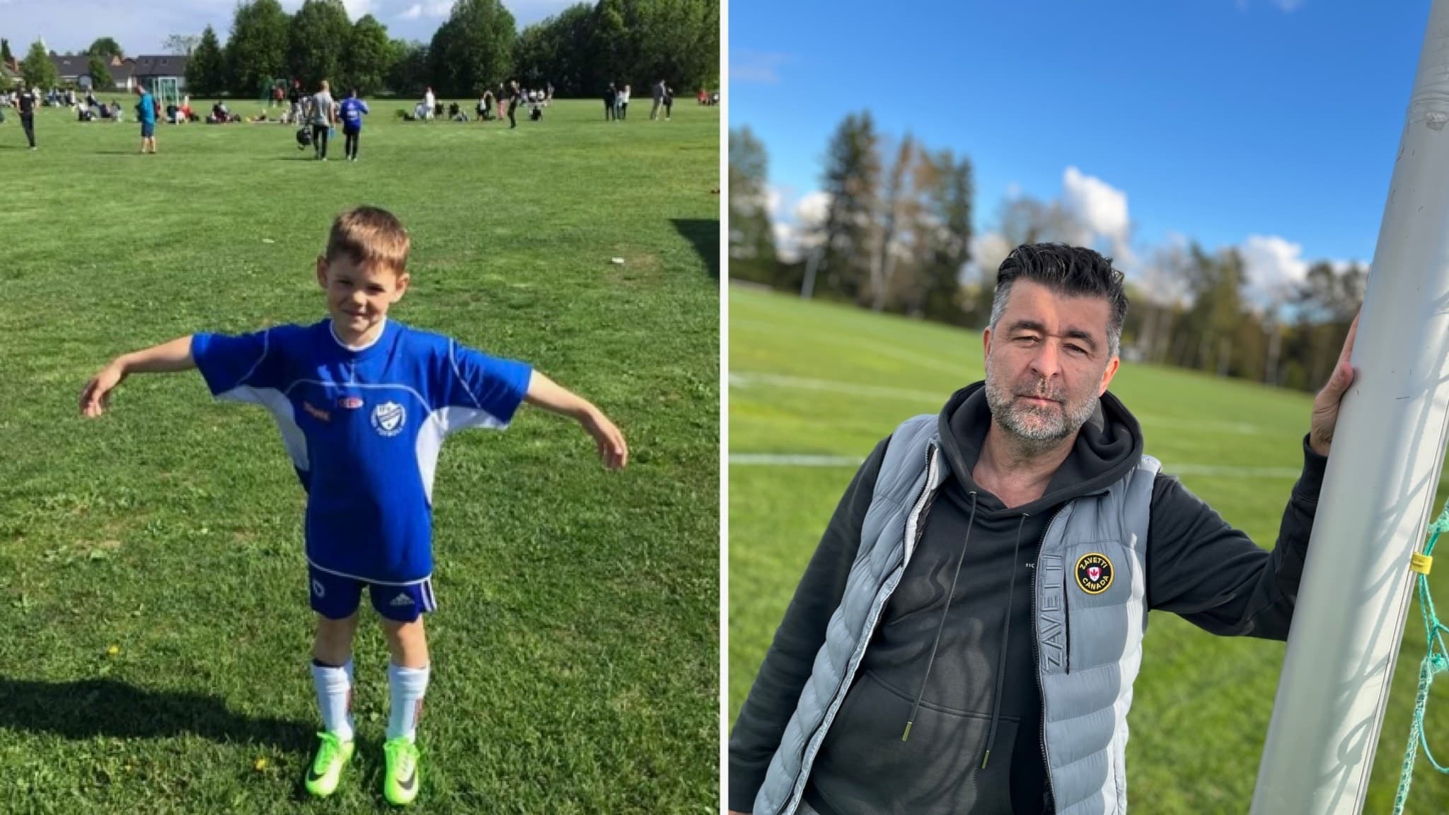 En ung pojke i blå fotbollströja står på en grön fotbollsplan med armarna utsträckta. Till höger står en person vid en fotbollsmålstolpe, klädd i mörka kläder och en ljus väst.