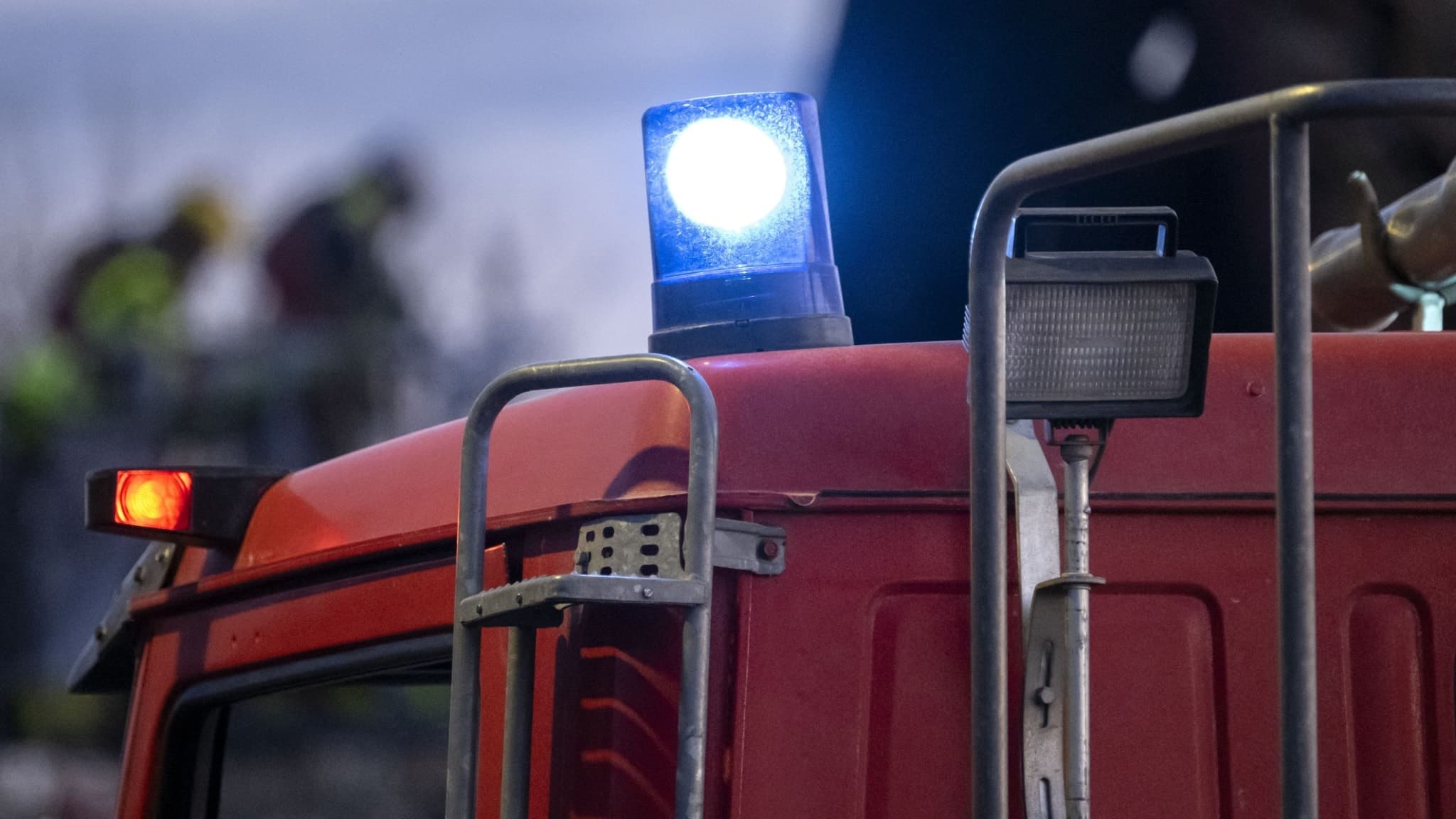 Räddningstjänstens brandbil med blinkande blåljus.