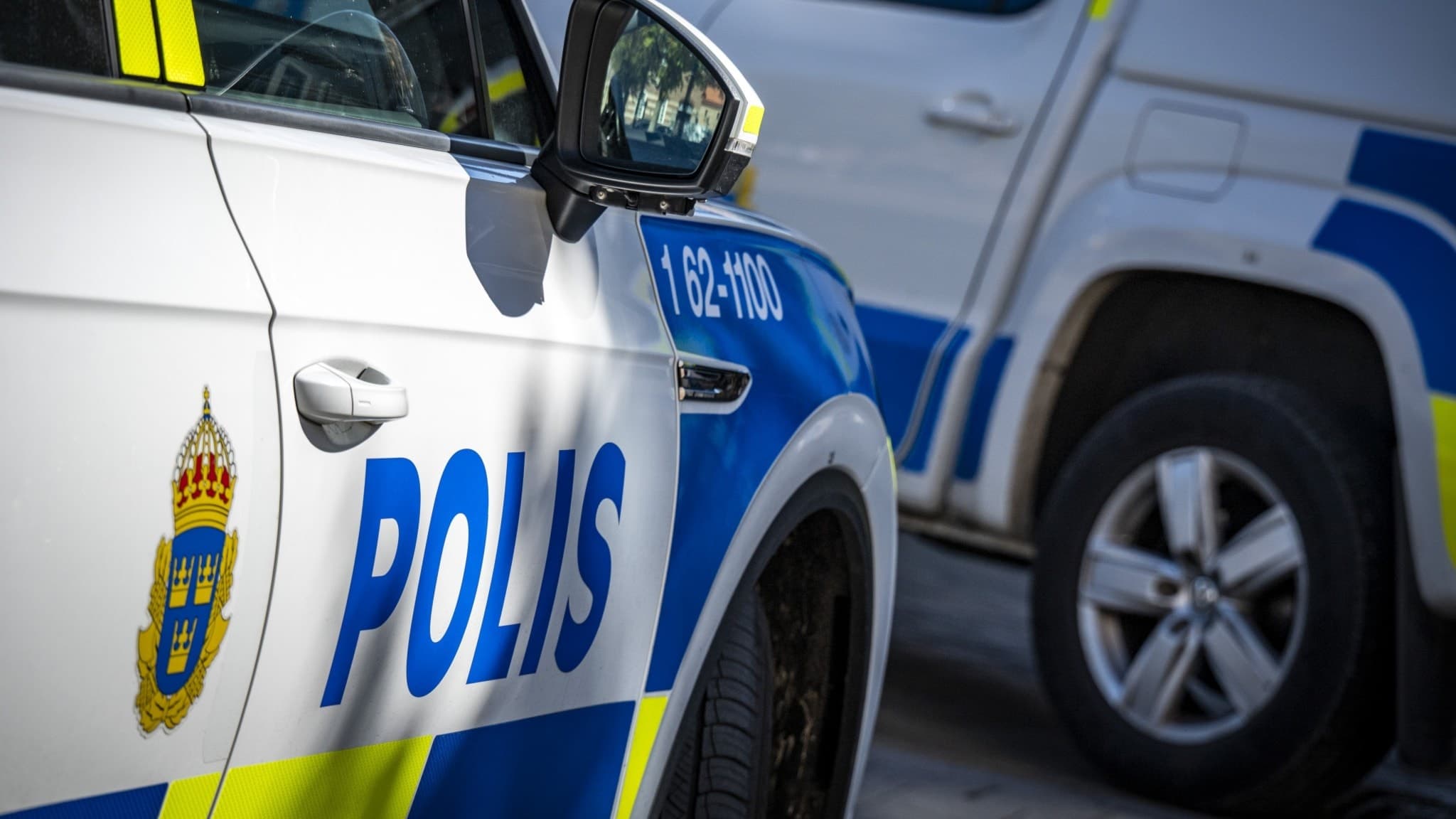 Två polisbilar.
