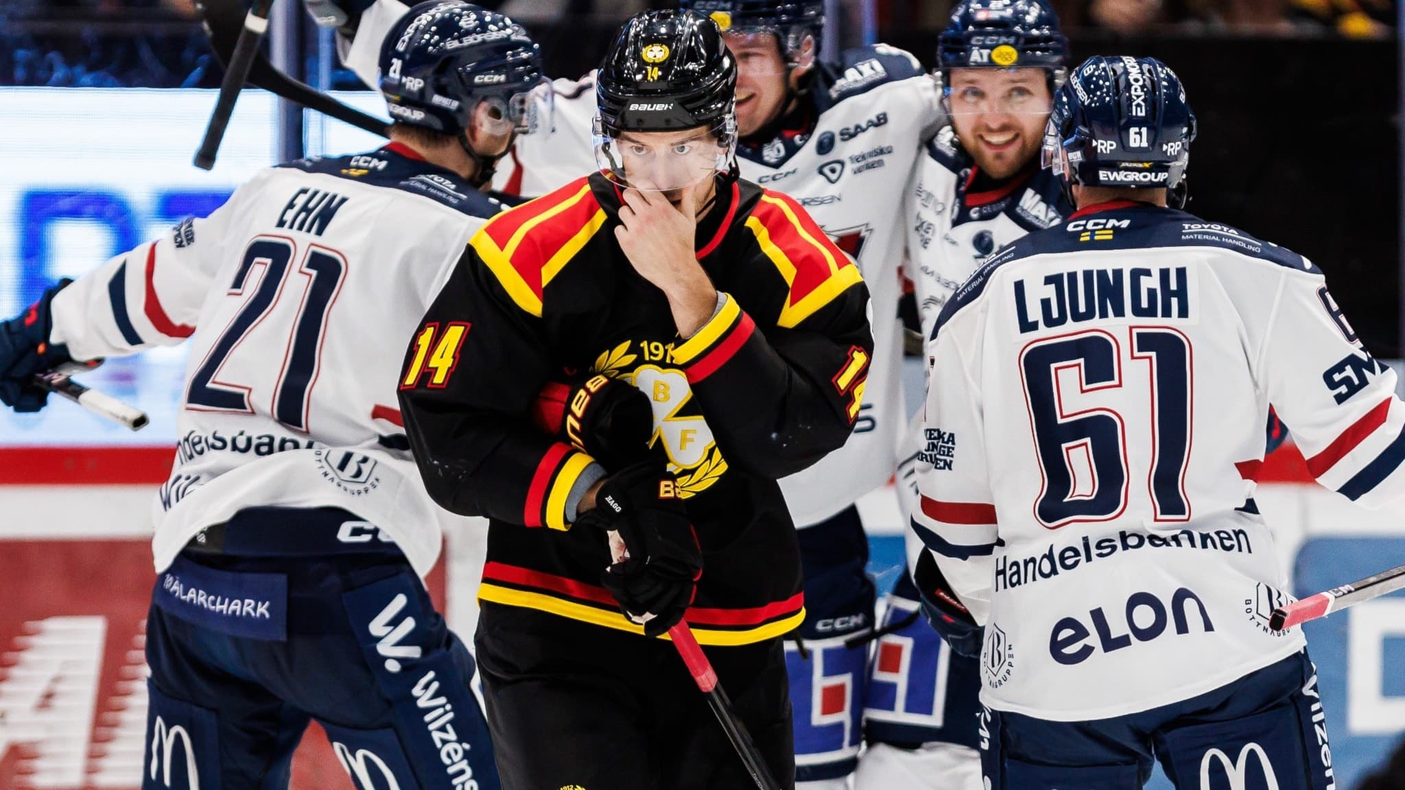 Brynäs Robert Hägg deppar medan LHC-spelare jublar.