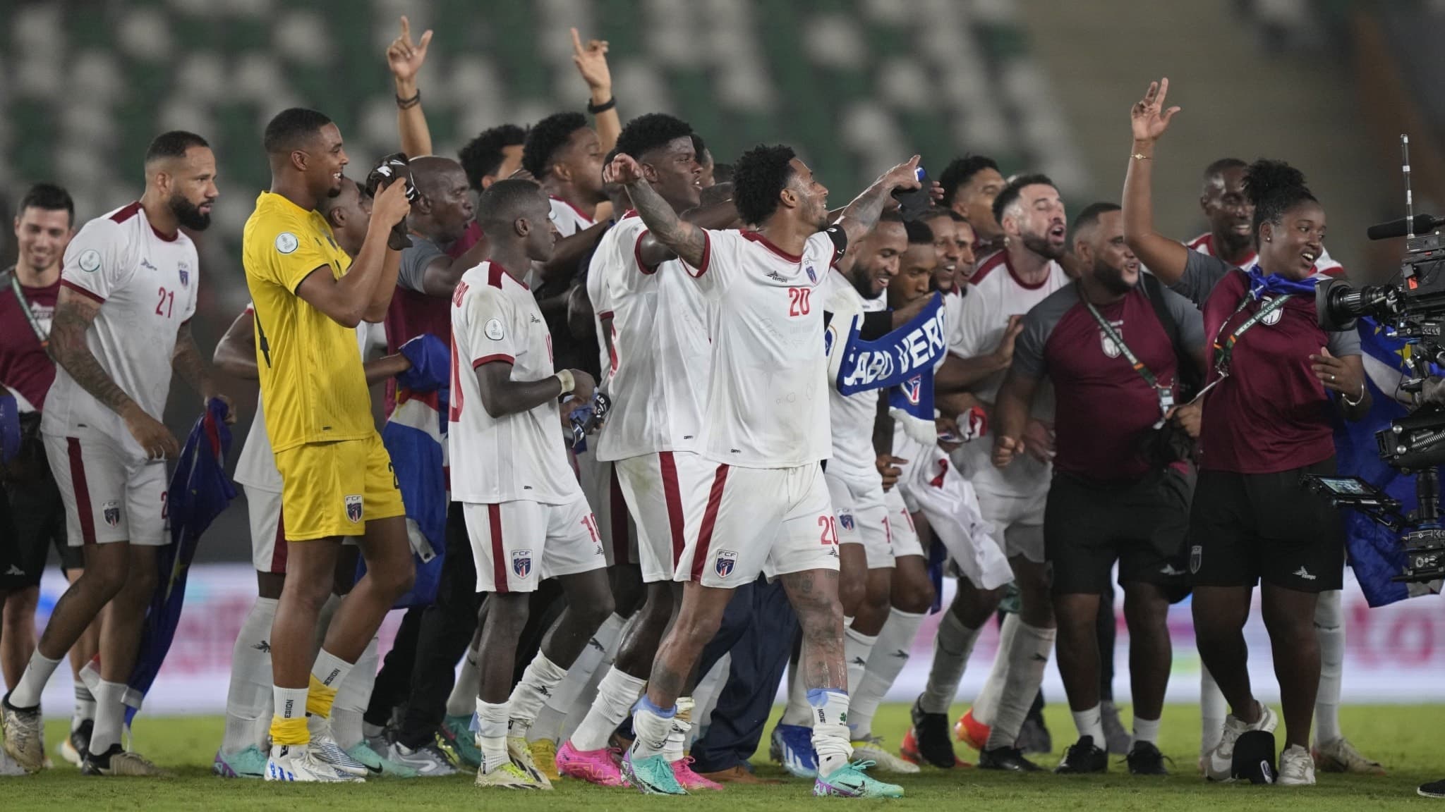 Cape Verdes fotbollslag firar segern i åttondelsfinalen i Afrikanska mästerskapen mot Mauritanien på Felix Houphouet-Boigny-stadion i Abidjan. Spelarna jublar och höjer armarna i luften.