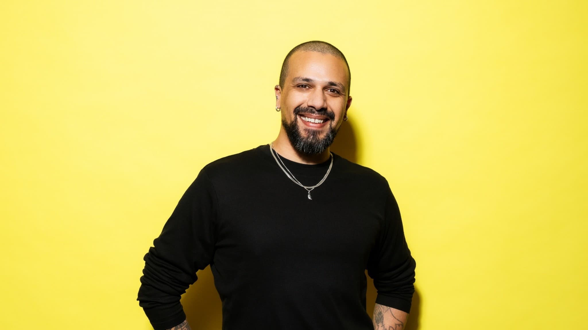 Navid står framför en gul bakgrund
