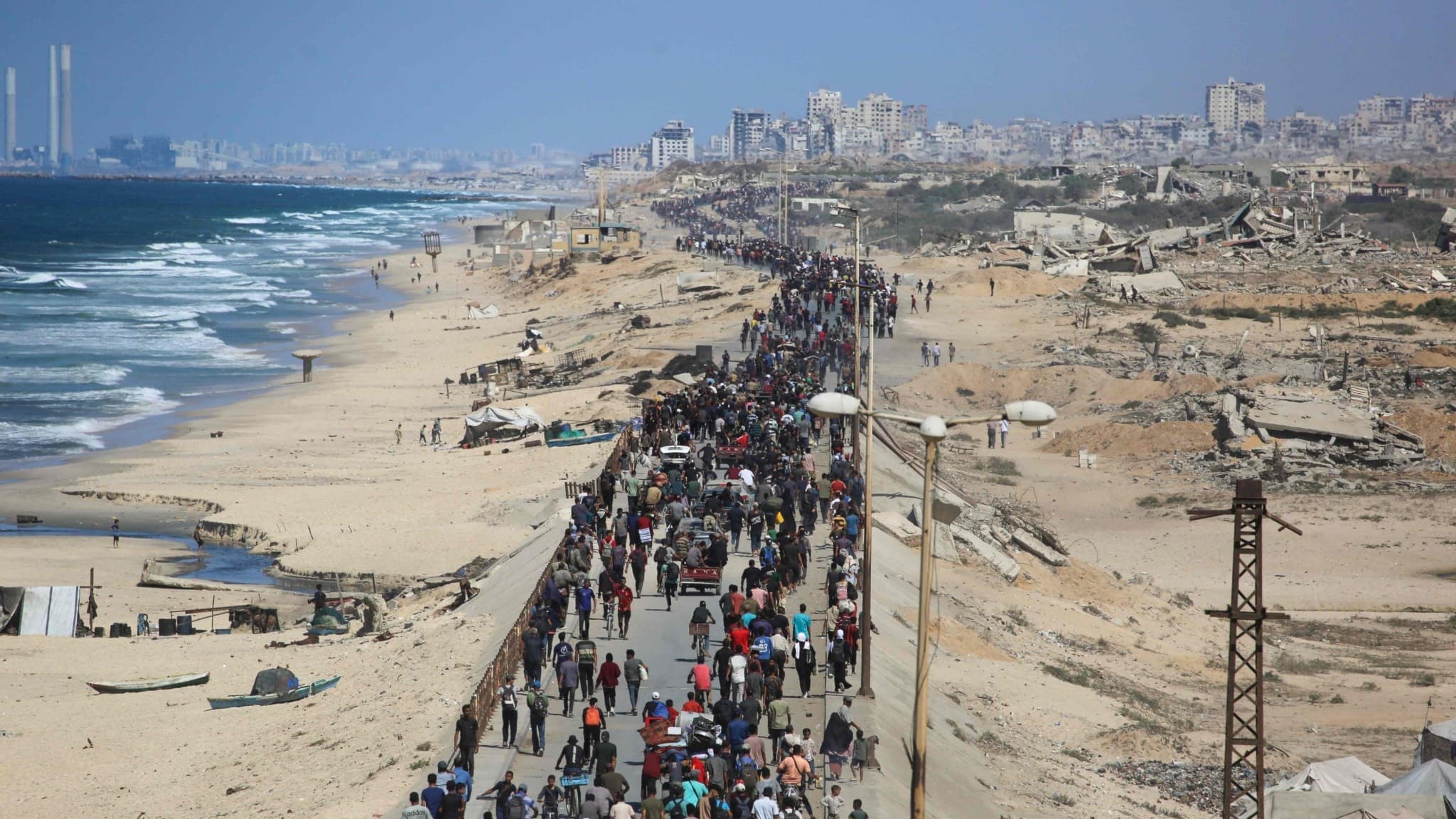 Palestinier vandrar norrut mot Gaza stad, efter att vapenvilan inletts. 