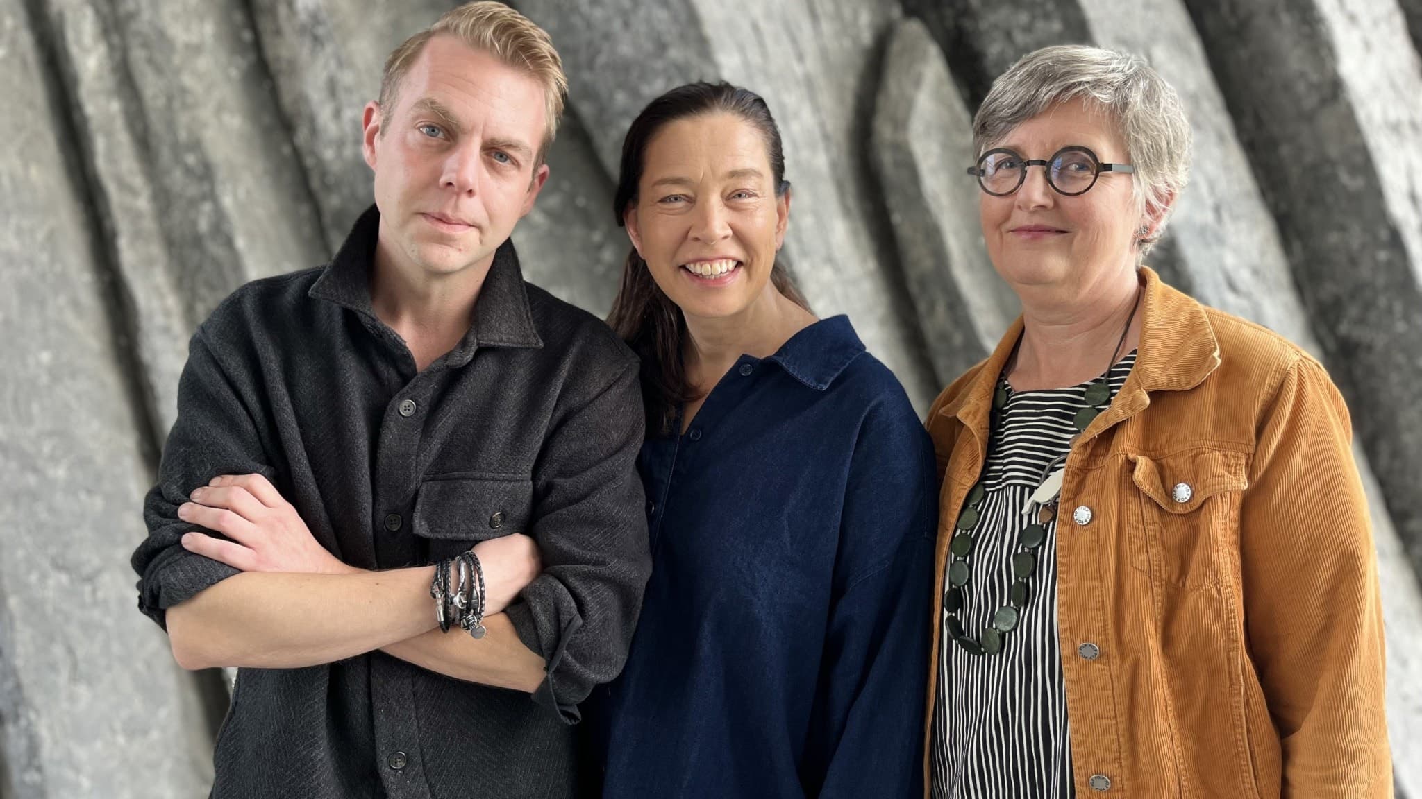 Christoffer Carlsson, Marie Lundström och Christina Wahldén framför en bergvägg.