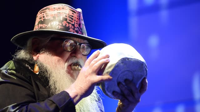 Hermeto Pascoal spelar på en tekanna på Umeå Jazzfestival den 29 oktober 2022. 
