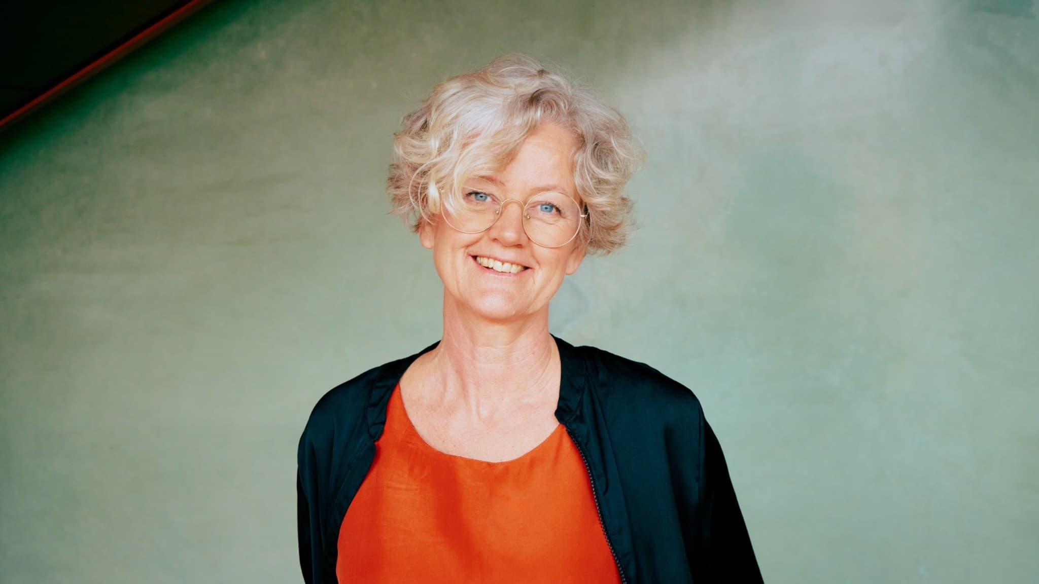 Kvinna som ler