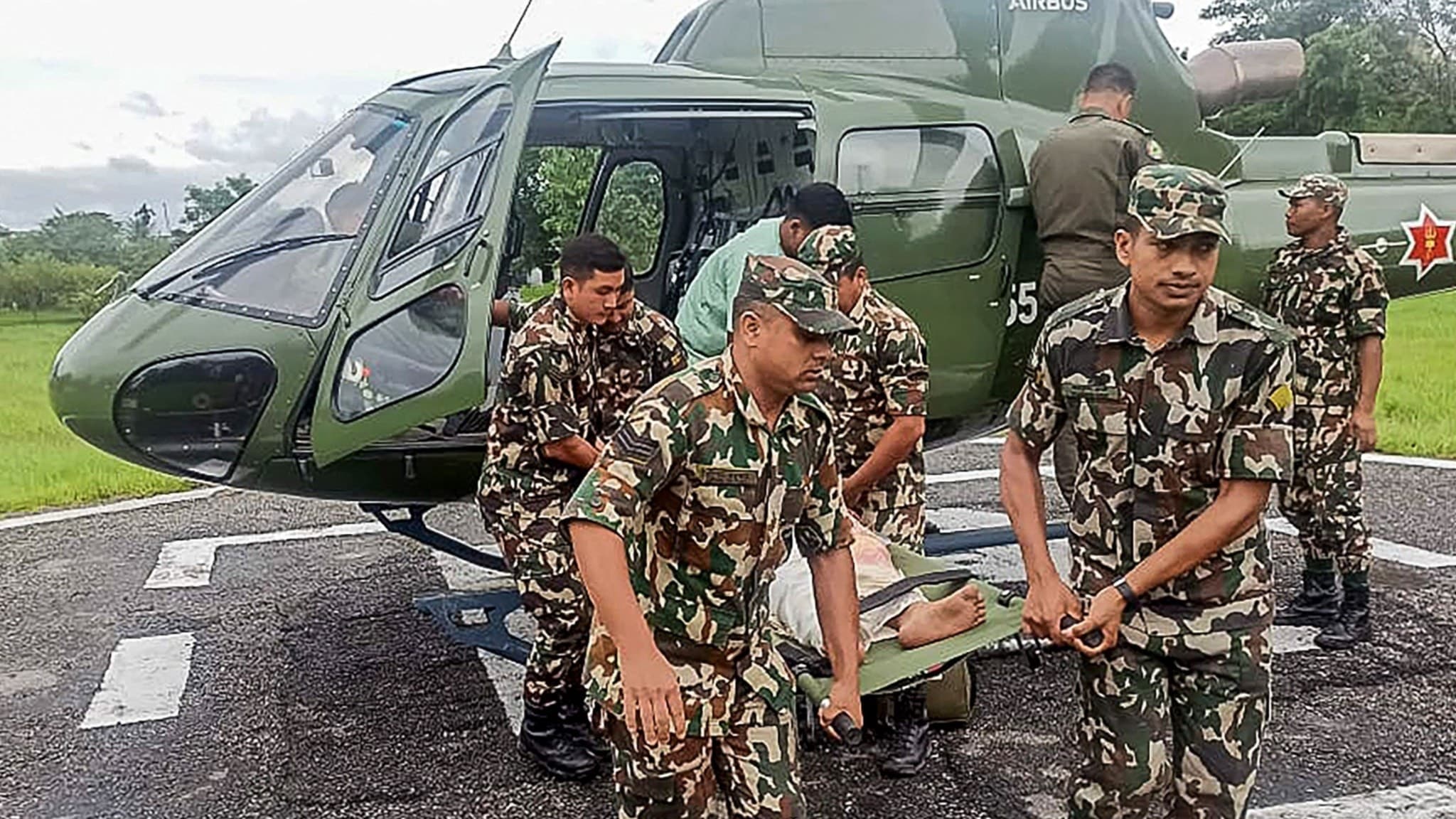 Soldater bär man ur helikopter