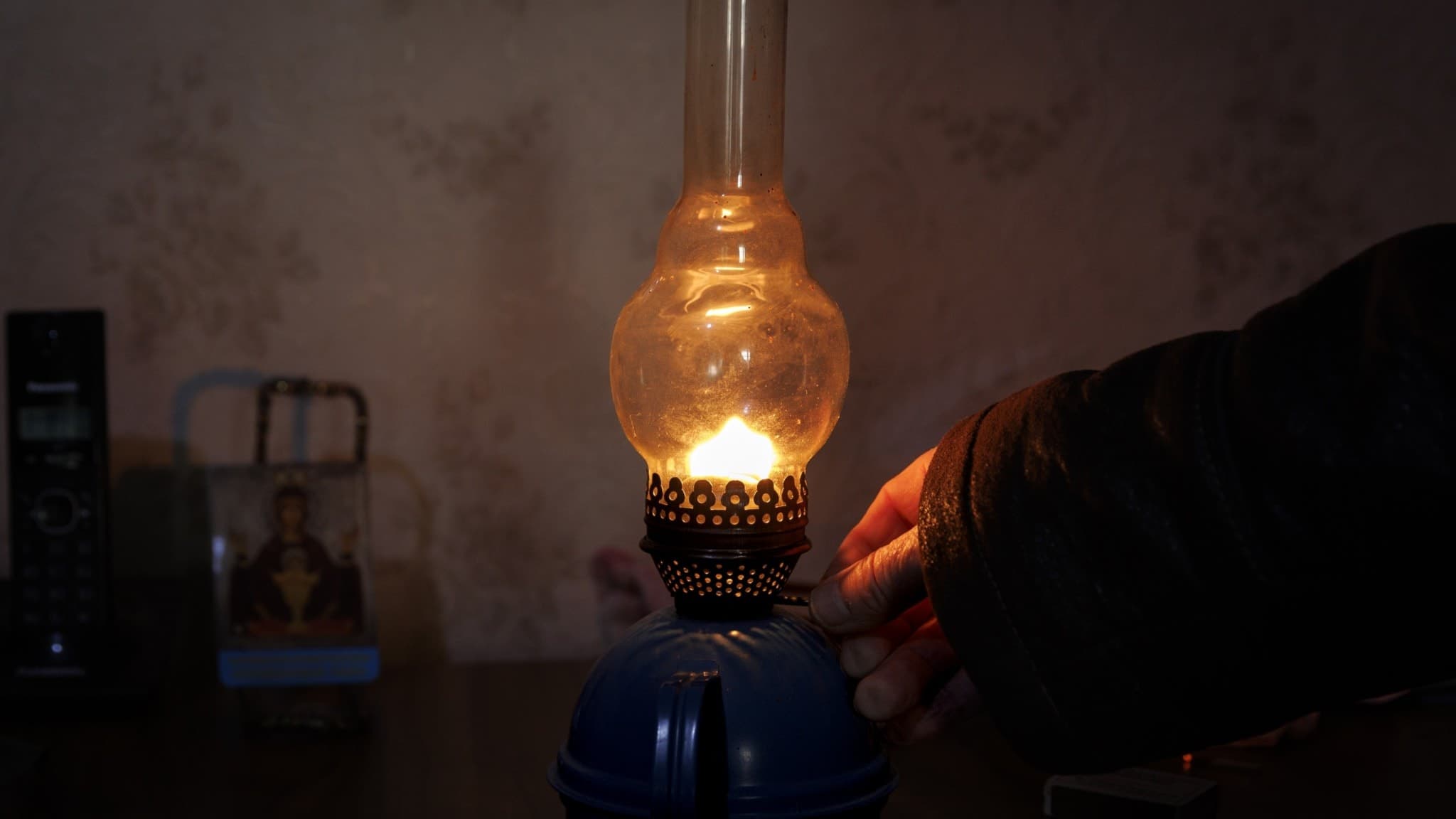 Genrebild: Hand vid gaslampa i Moldavien.