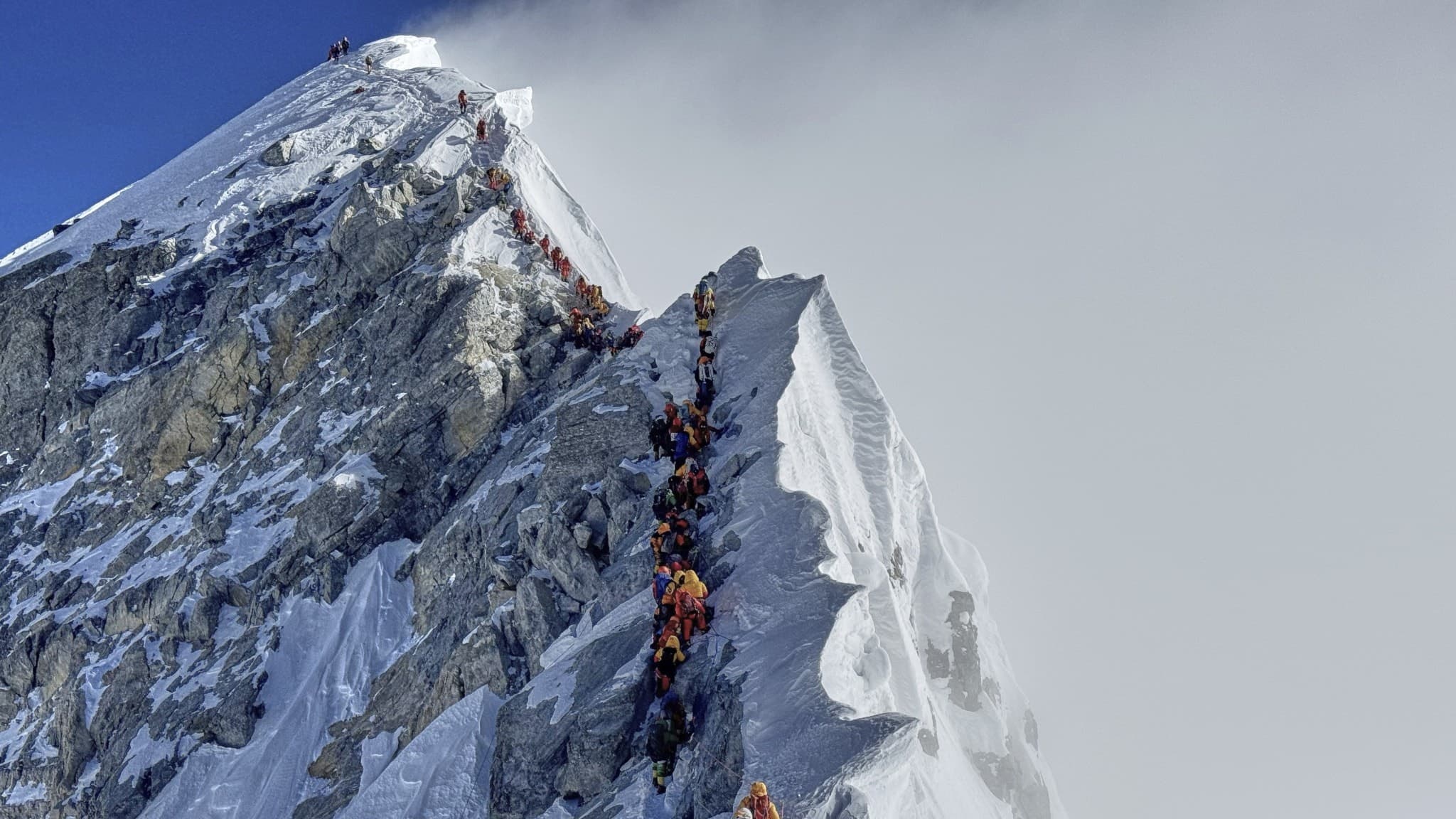 Arkivbild: Personer som klättrar vid Mount Everest in Nepal.
