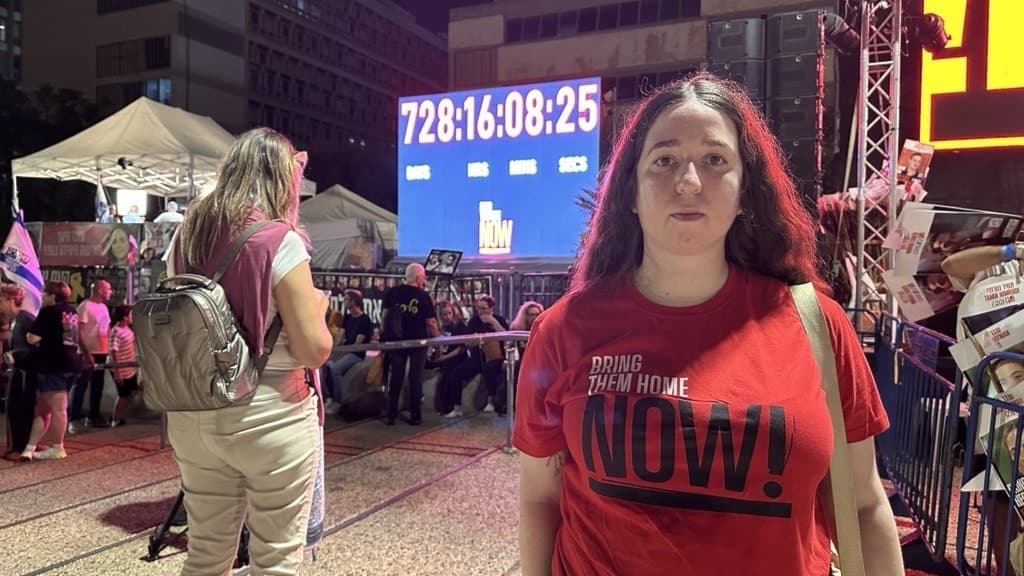 Gal Sadeh, 28 år, har protesterat för frigivning av gisslan i två år.