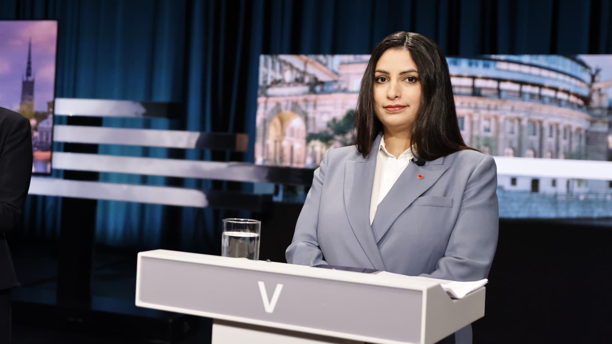 Vänsterpartiledaren Nooshi Dadgostar i SVT:s partiledardebatt.