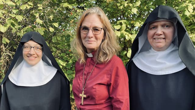 Syster Elisabeth, biskop Marika Markovitz och syster Gabriella samtalar om klosterlivet. 