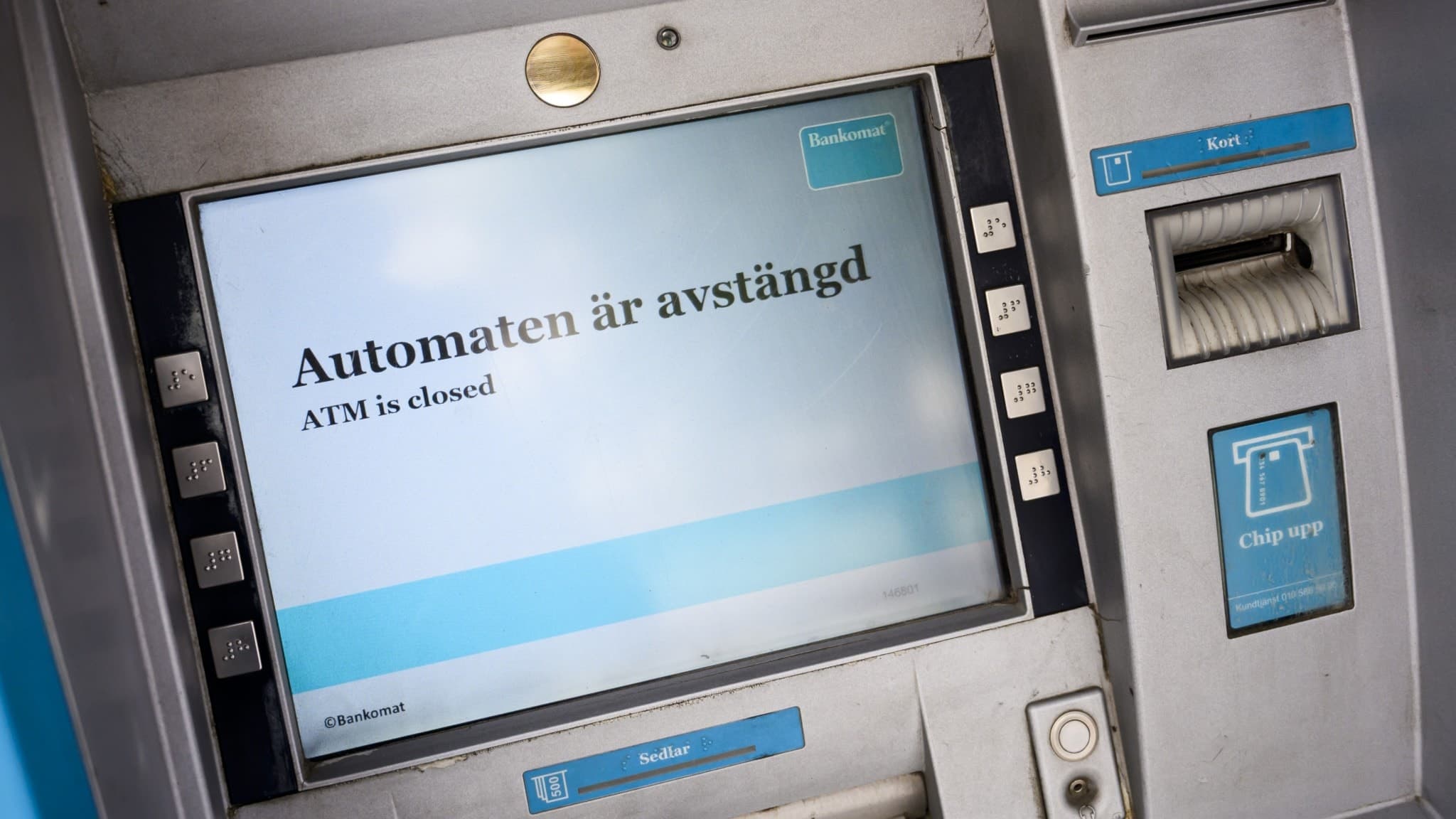 Silverfärgad bankomat där det står Automaten är avstängd på skärmen