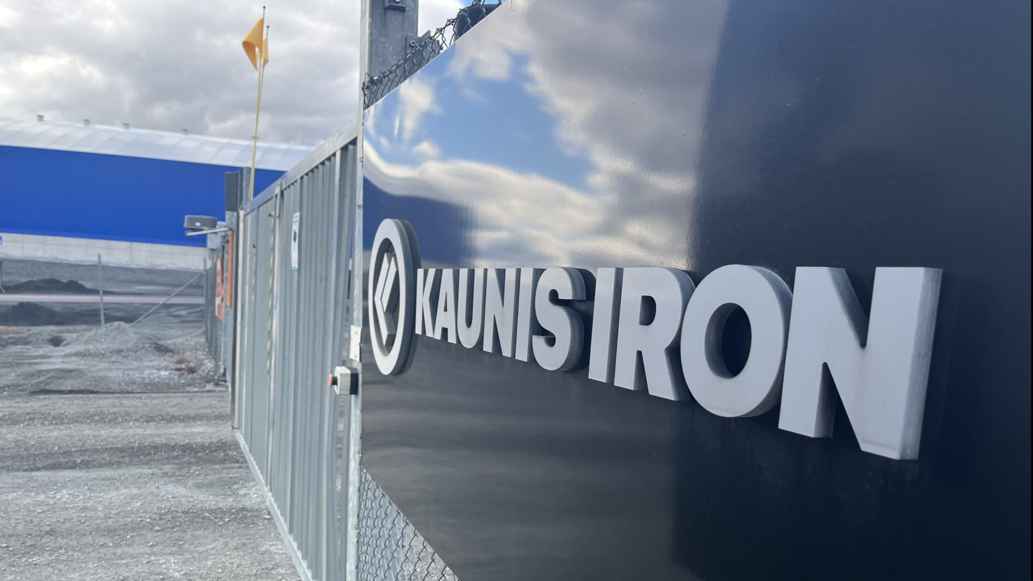 Gruvområde i Pajala med en skylt för Kaunis Iron. Mark och miljööverdomstolen har godkänt utökad gruvbrytning i Sahavaara och Palotieva, vilket kan påverka lokal ekonomi och miljö.