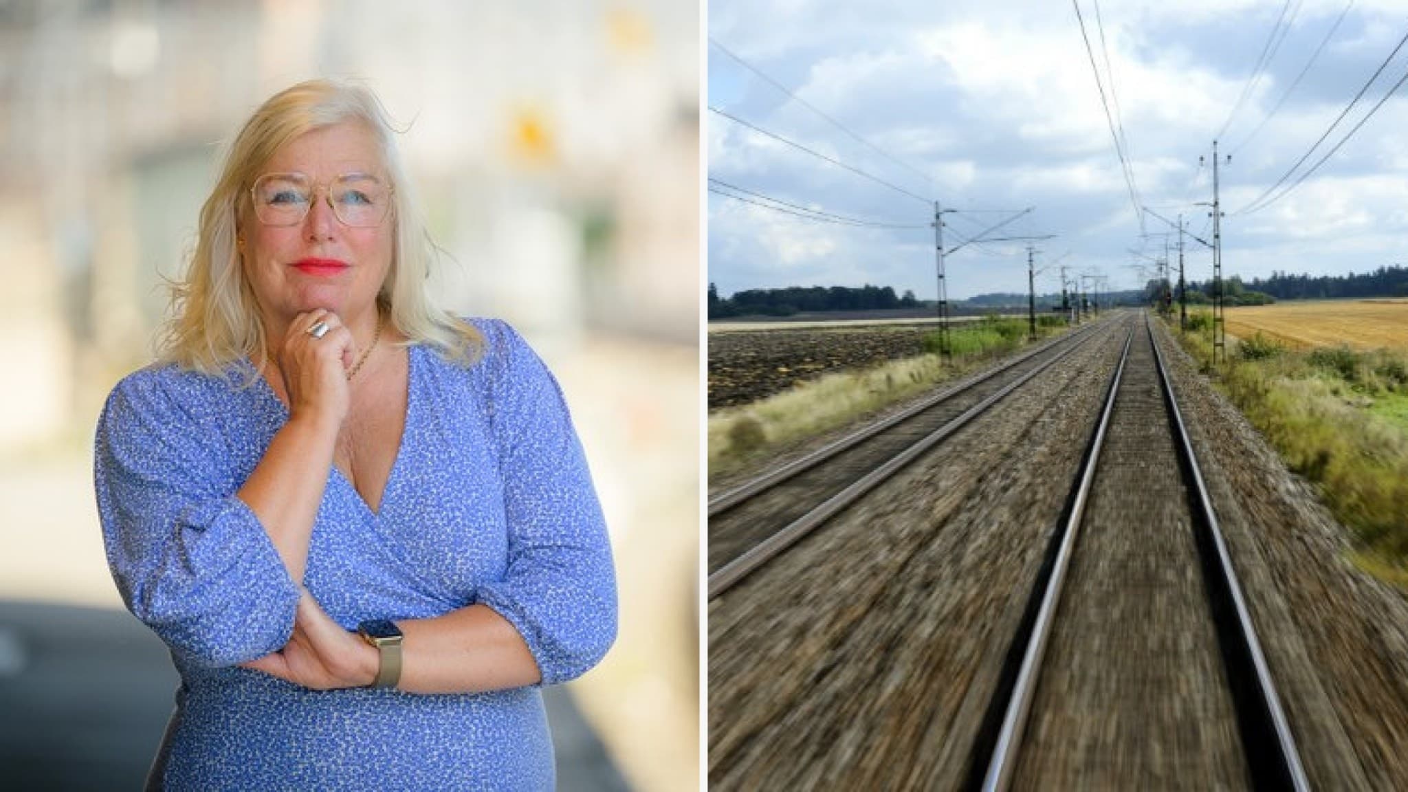 Ingela Bendrot i blå klänning står med handen vid hakan. Till höger syns en järnväg med dubbelspår som sträcker sig genom ett öppet landskap under molnig himmel.