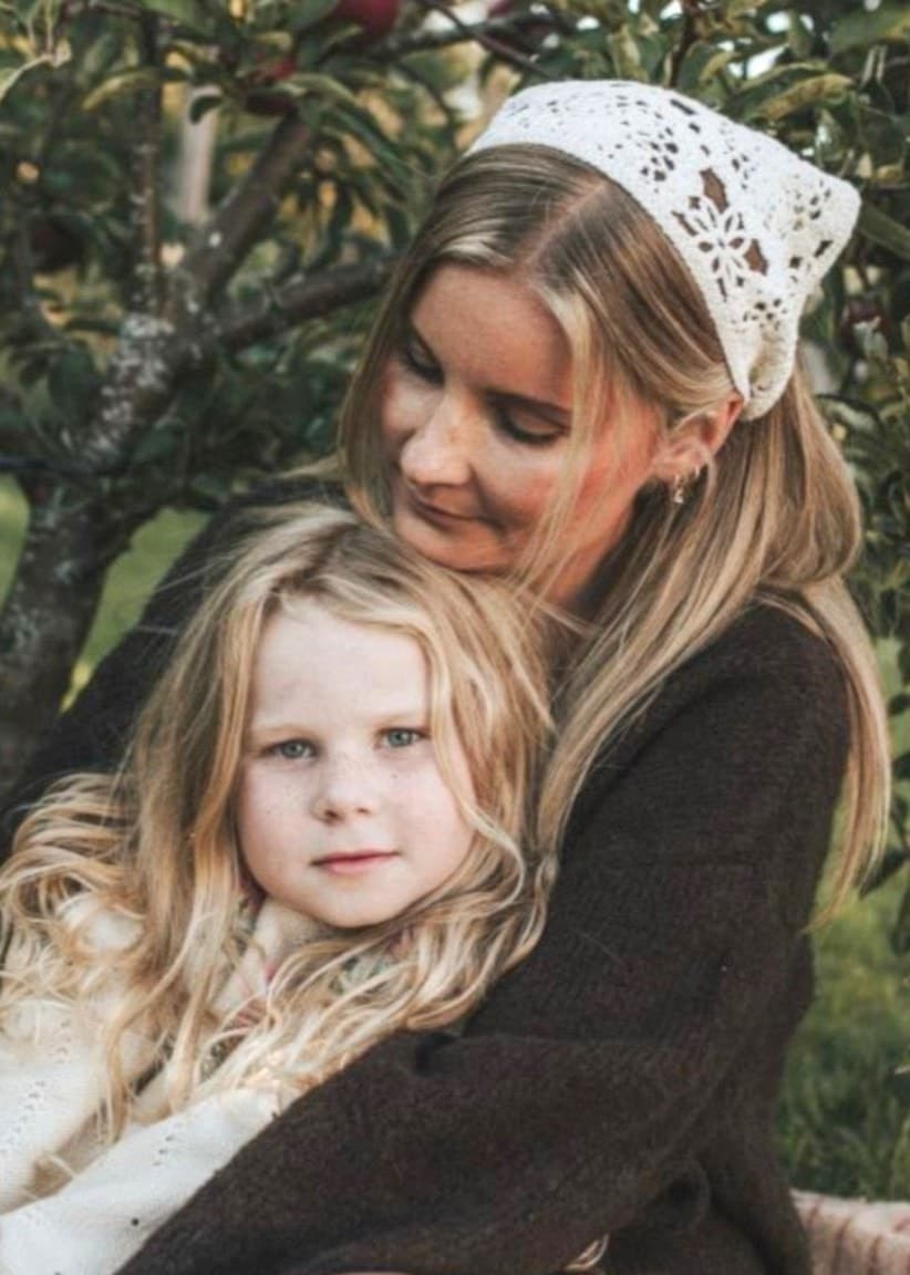 Bildmontage med Viola, först som liten på sjukhus omgiven av medicinsk utrustning och en rosa kanin, och två år senare i mamma Patricia Hjerpes famn, utomhus bland grönska.