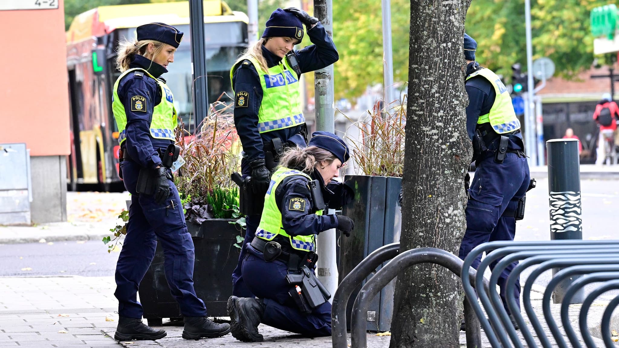 Poliser arbetar i Gävle efter skjutningen.