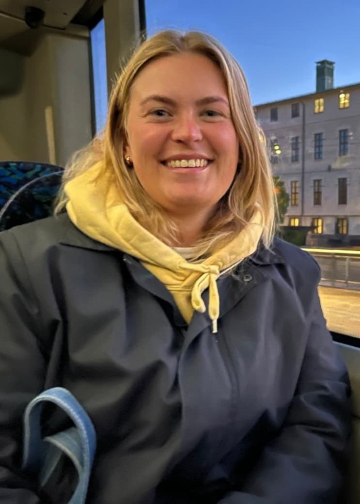 Bildmontage med en karta som visar en busslinje och en person som sitter i en buss. Kartan har markerade hållplatser och en gul linje som illustrerar rutten. Utanför bussen syns stadsmiljö.
