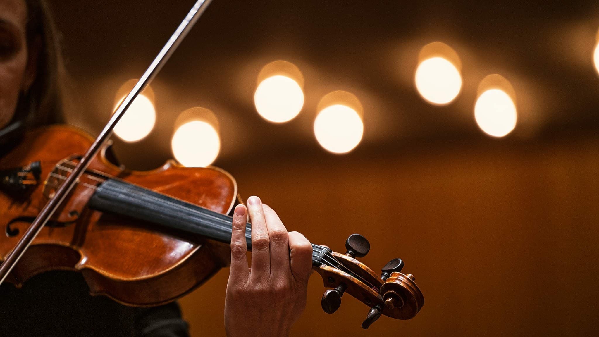 En kvinna spelar fiol