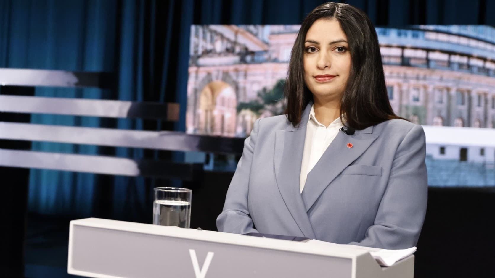 Vänsterpartiledaren Nooshi Dadgostar i SVT:s partiledardebatt.