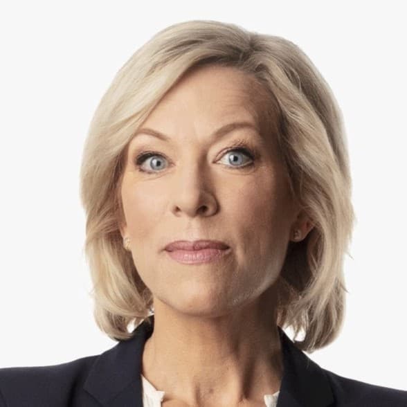 Tre personer står i olika miljöer; två män i kostym pratar vid ett podium med en flagga i bakgrunden, och en kvinna i kavaj med armarna i kors visas mot en ljus bakgrund.