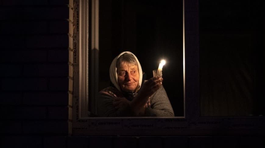 Arkivbild: Kvinna i fönster i Ukraina.