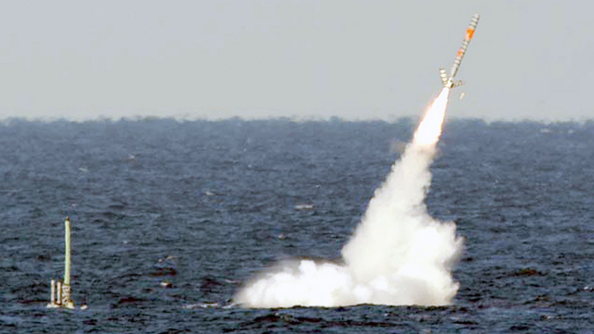 Amerikanska kryssningsroboten Tomahawk avfyrad från en ubåt.