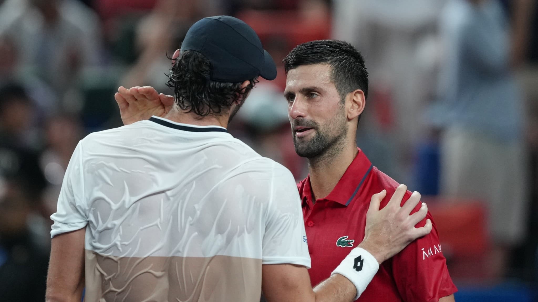 Valentin Vacherot från Monaco och Novak Djokovic från Serbien hälsar på varandra efter semifinalen i Shanghai Masters tennis på Qizhong Forest Sports City Tennis Center i Kina.